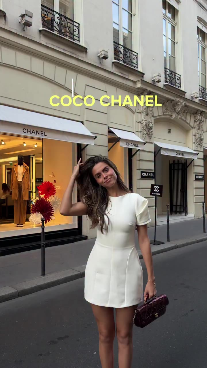 Siguiendo los pasos de Coco Chanel por París 👜🌟☕️ @chanelofficial Aquí les…