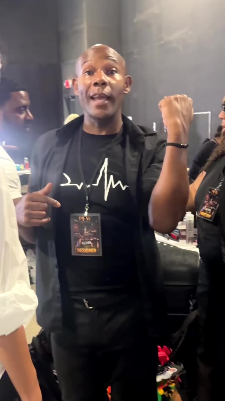 D'Marsh backstage checkout the hairstyle before the show @philly_fashion_week…
