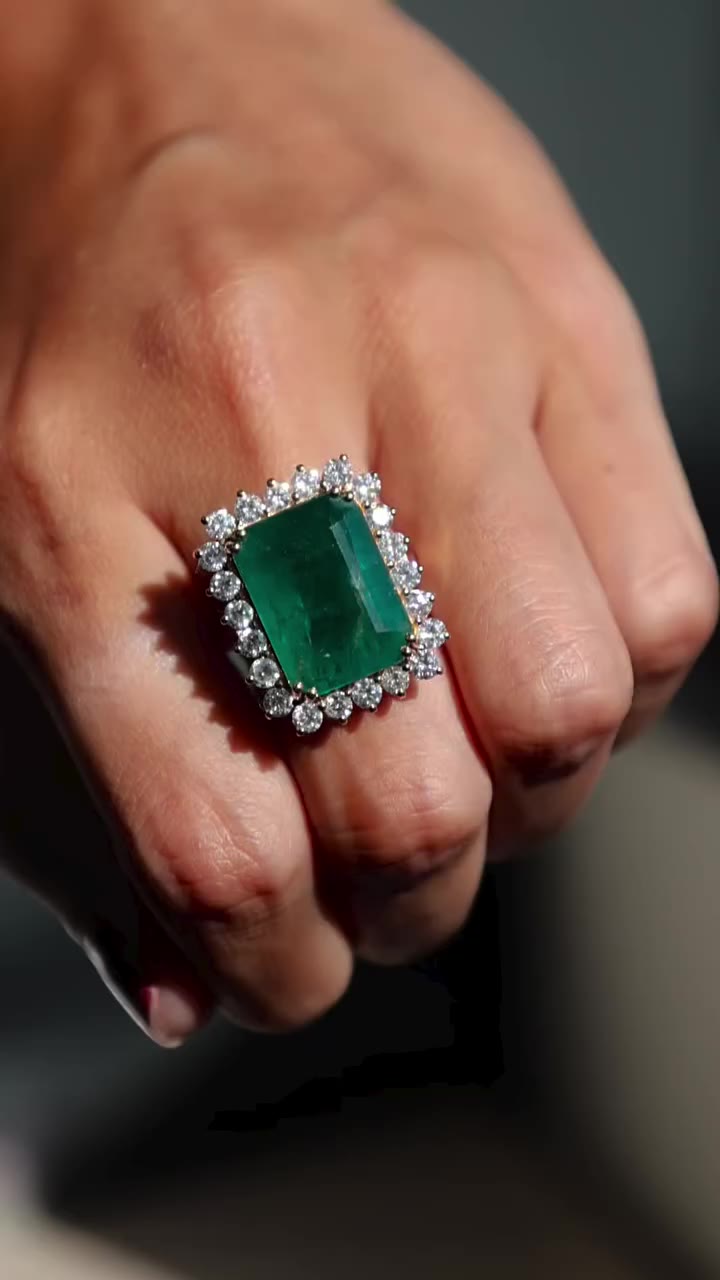 Emerald, but make it unforgettable 💚 🌐 www.didiamant.com
