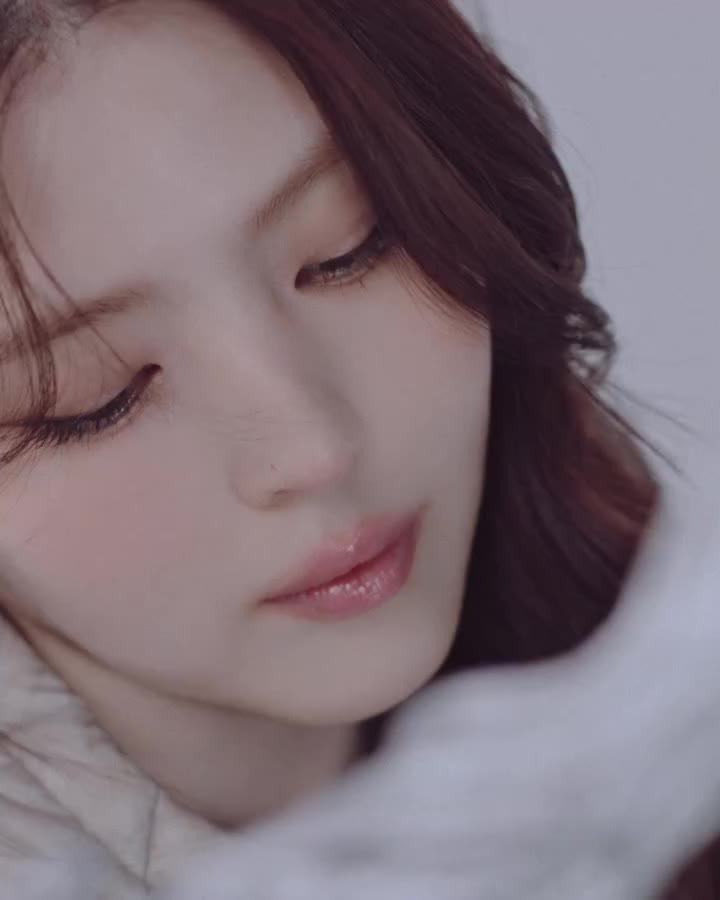 🩶 @xeesoxee 한소희와 함께한 26FW 에어플로우 경량다운을 공개합니다. 10D 초경량 나일론 원사와 유러피안 덕다운을 담아 더…