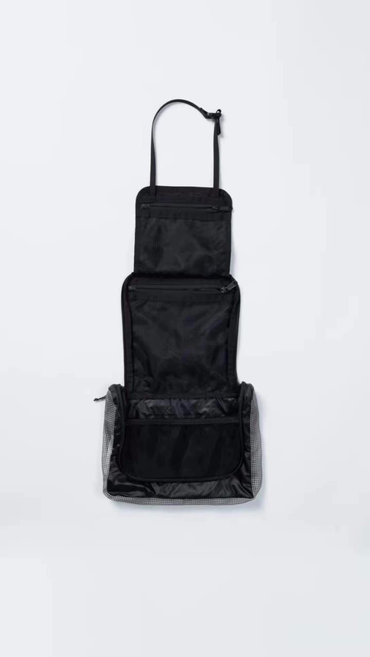 Wash Bag 언제 어디서나 편하게 걸어두고 사용하는 워시백. 호텔 객실부터 필드까지, 여행을 채우는 쾌적함. ANY TRIP, MORE…