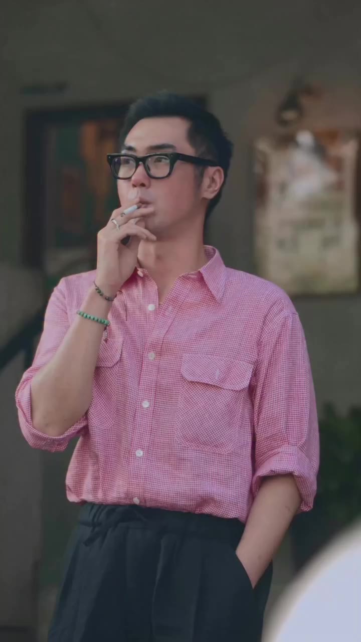 The waiting game. Les Leston Herdmans Linen Check Shirt in Red, Informale T005…