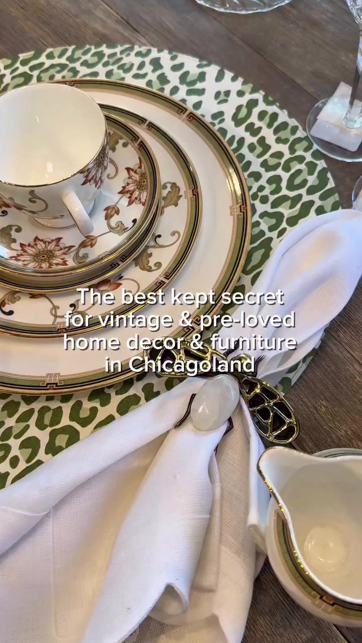 Consider this your sign to rearrange the living room 🛋️⏪🪞 Shop pre-loved…