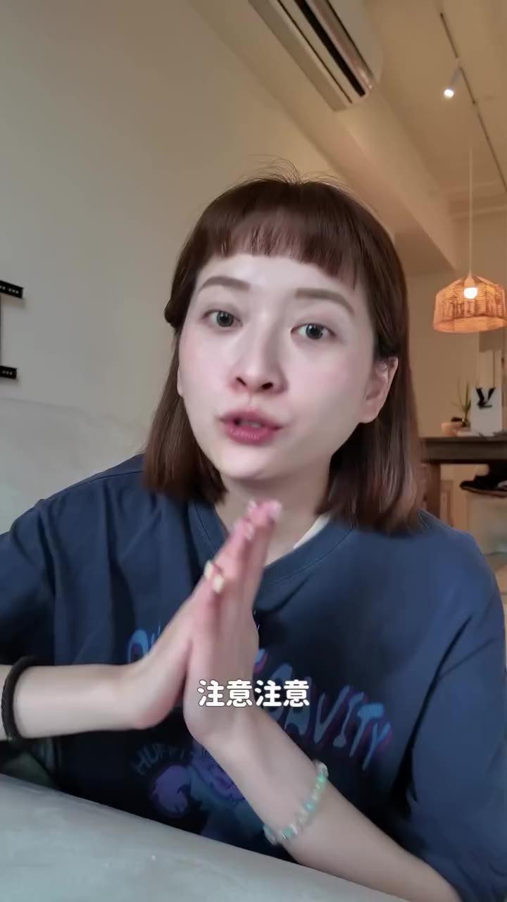 每天出門沒多久就開始流汗QQ 所以我直接先去寶雅囤了幾個夏天必備乾爽神器！ 第一個是我每年夏天一定會回購的樂品體用冰濕巾！…
