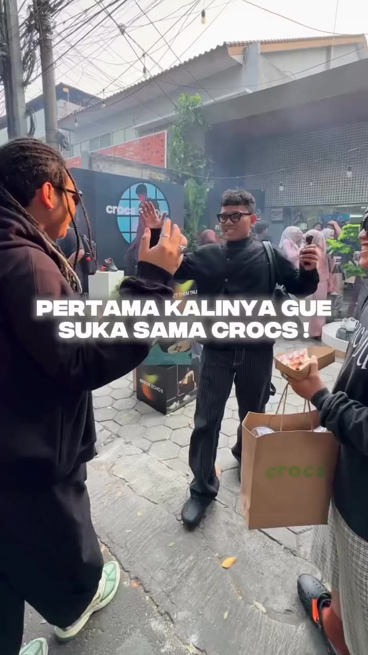 jujur emang dari dulu gue jarang mau pake yang namanya crocs. tapi karena si…