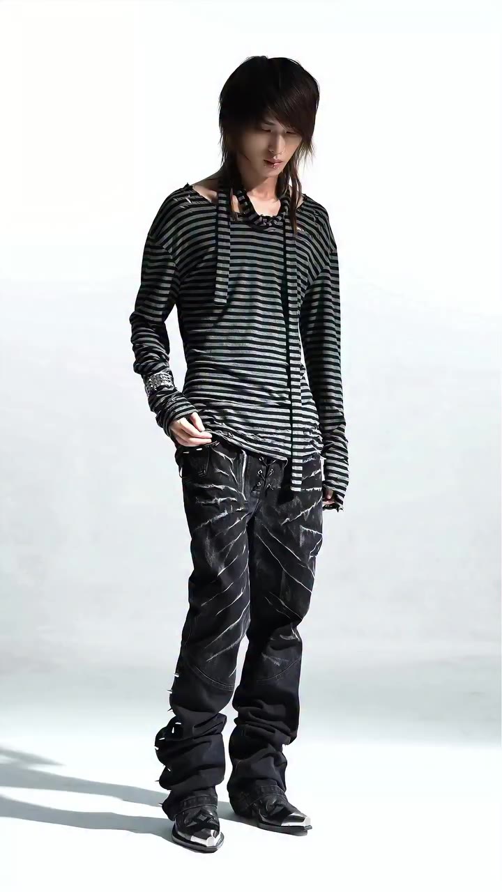 Distressed Long-Sleeve Striped T-Shirt STARTEXCEEDEND 26FW Part.2 Online now…