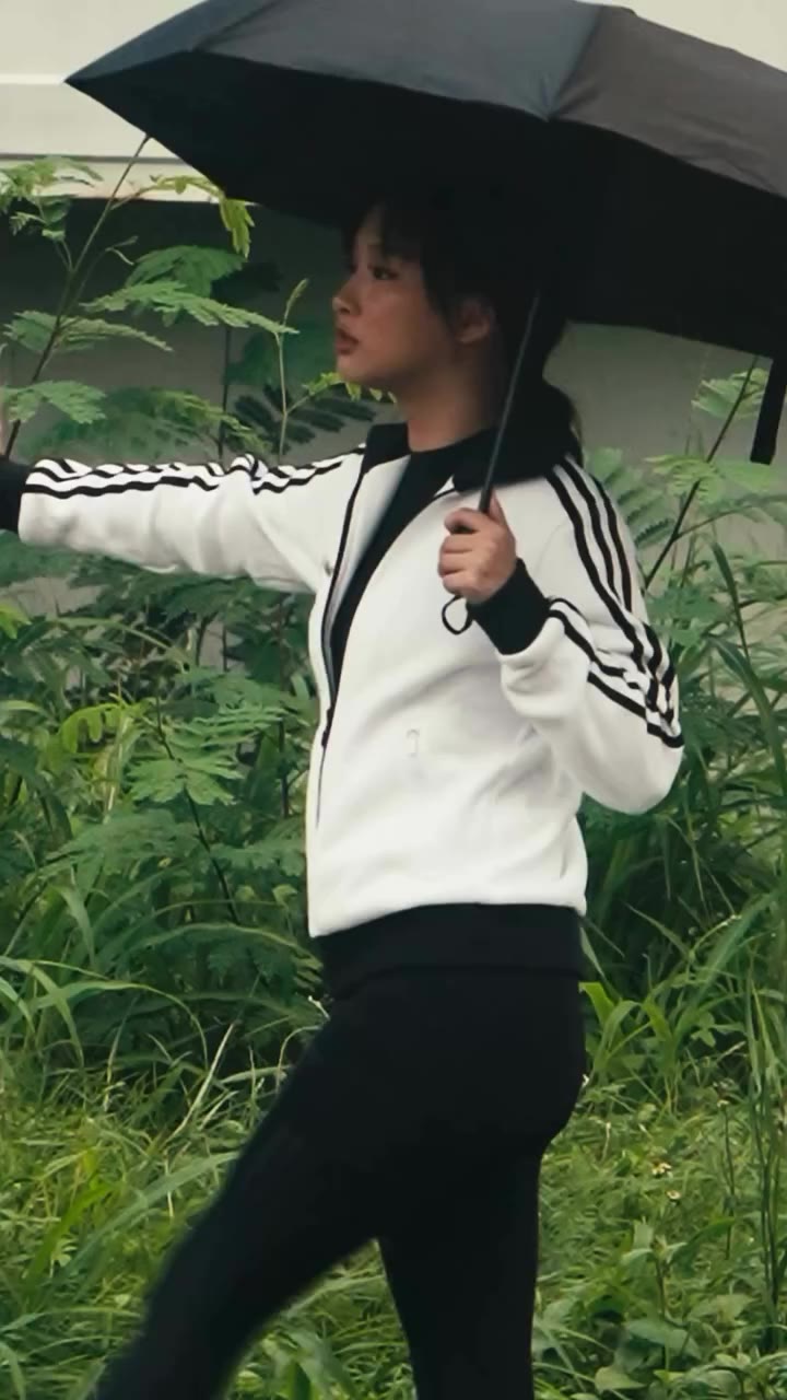 無論晴雨☔️☀️ adidas Oroginals by JENNIE 一套幫你搞掂！ Link in bio 到 ZALORA 發現更多時尚好物。 …