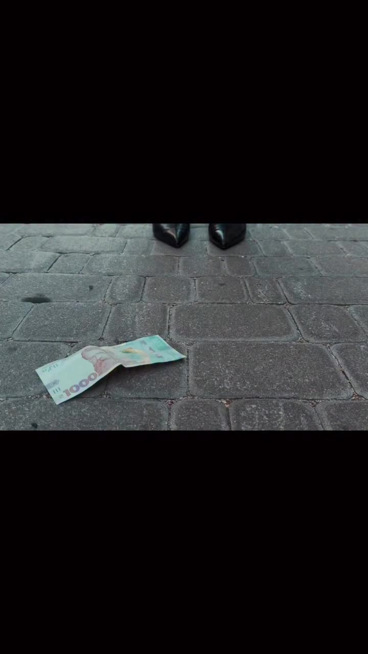 Кейп, який одразу задає характер образу. Структурована форма, виразні плечі й…