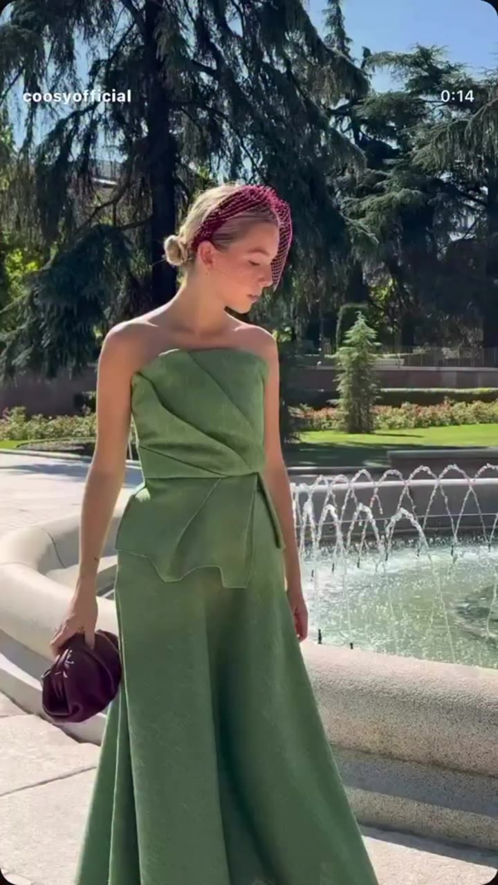 Ivette, todas necesitamos uno. Y en este color granate que combina con tantos…