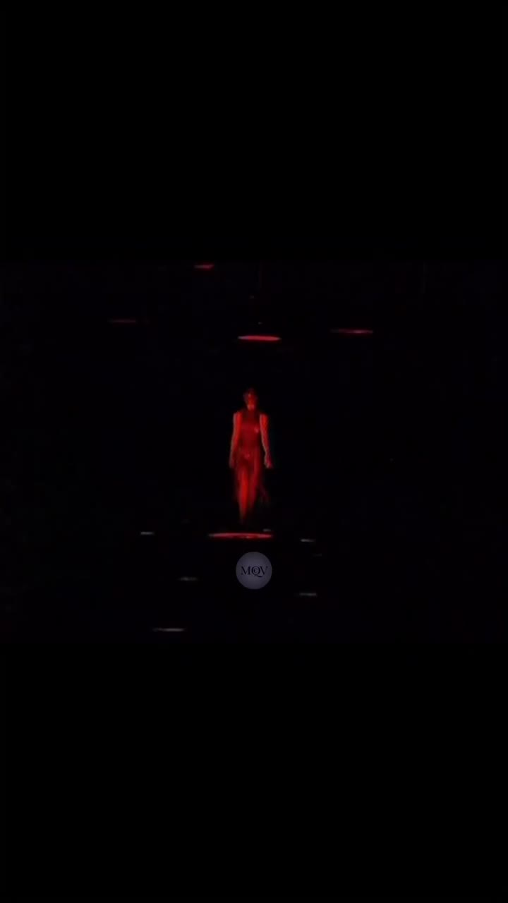 LEE ALEXANDER MCQUEEN - LONDON • @skochits closing the spectacular “Joan”…