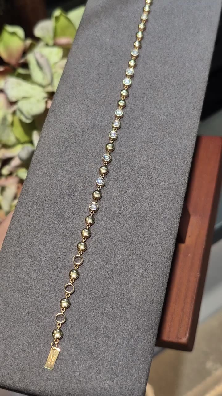 Clean lines and endless shine✨️ Authentic 18K Yellow gold Bezel station…