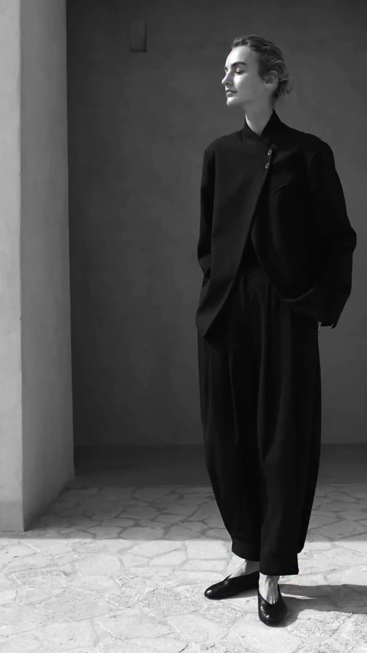 The simplicity of black, the strength of shape. 🖤 The mix of textures gives…