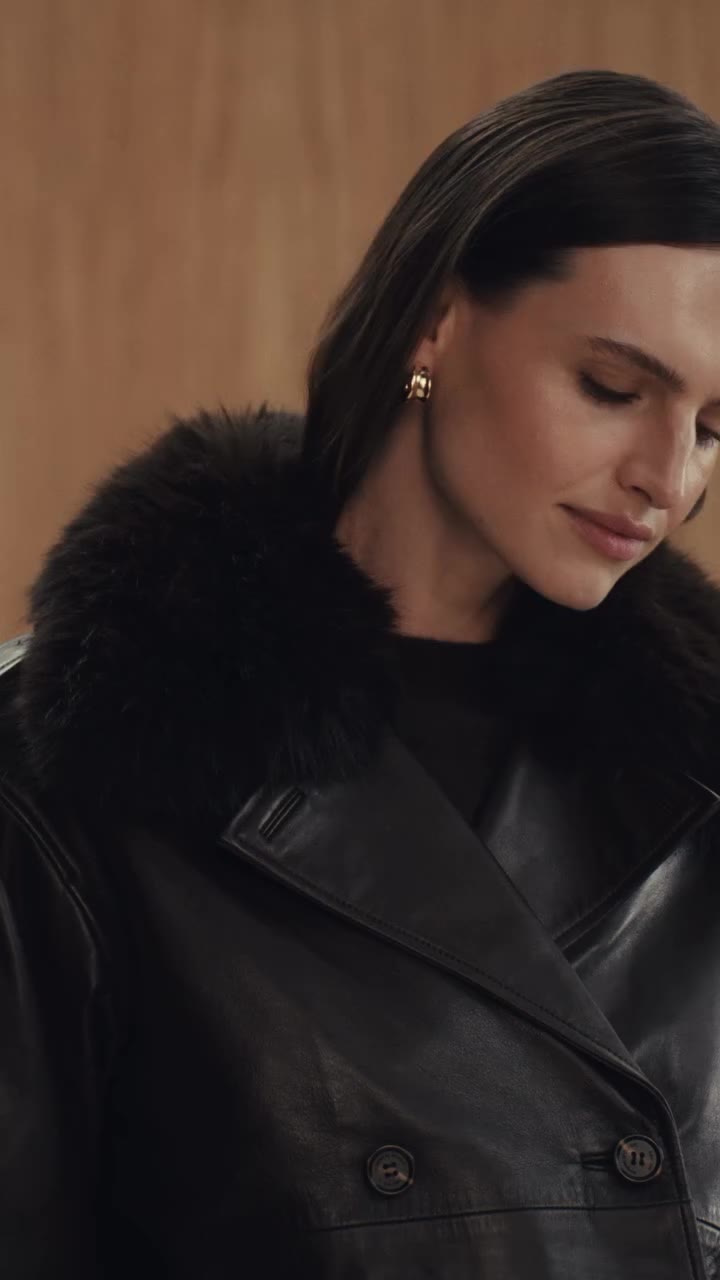Brązowy total look nabiera charakteru dzięki połączeniu gładkich materiałów z…