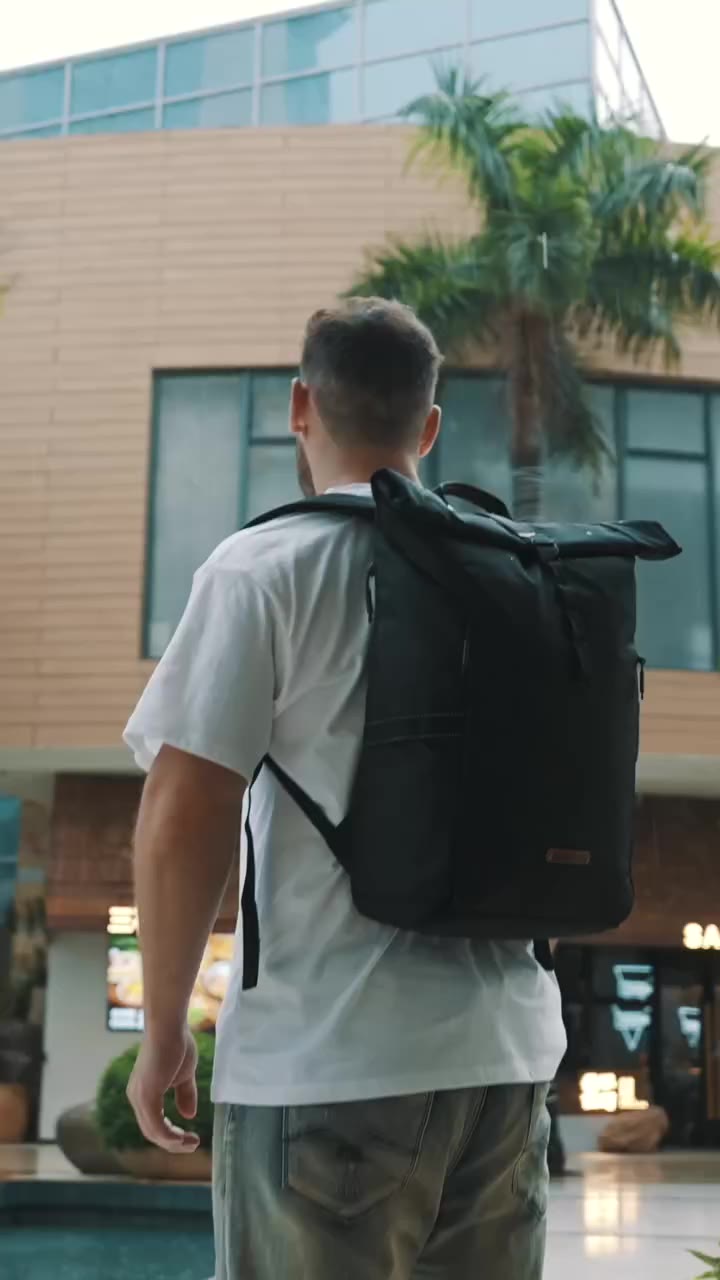 Rainy days, same routine. ☔️ Coffee run, commute, errands — the Urban U8 keeps…