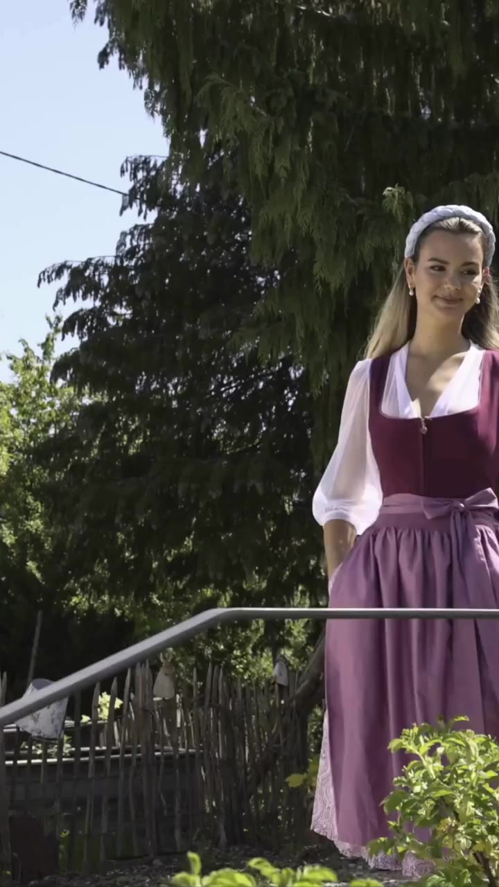 Wiesn season, but make it fashion🤍✨ Unsere Dirndlbluse Emilia bringt frischen…