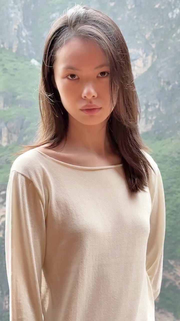 Sprin Dress_Sand 🌫️ 면이 혼용된 얇고 시원한 질감의 원사로 시어하게 편직한 보트넥 원피스입니다. 가벼운 소재감으로 다양한…