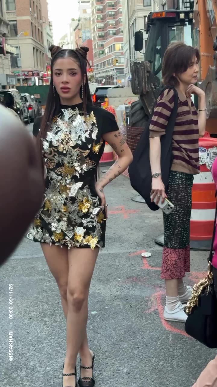 Kattie shows the photographers some love at New York Fashion Week! ✨: @katteyes