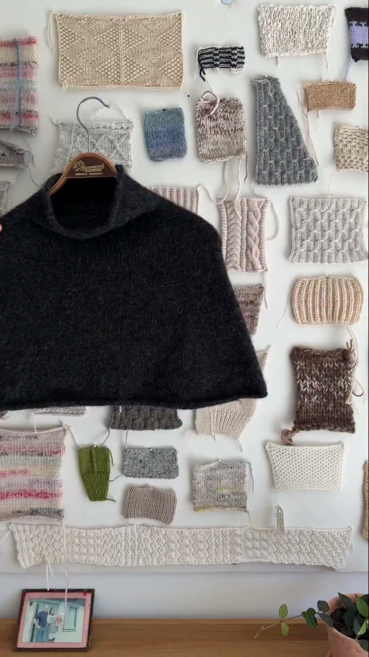 Opskriften på Ivy Cape findes nu på www.petiteknit.com i tre størrelser 🖤…