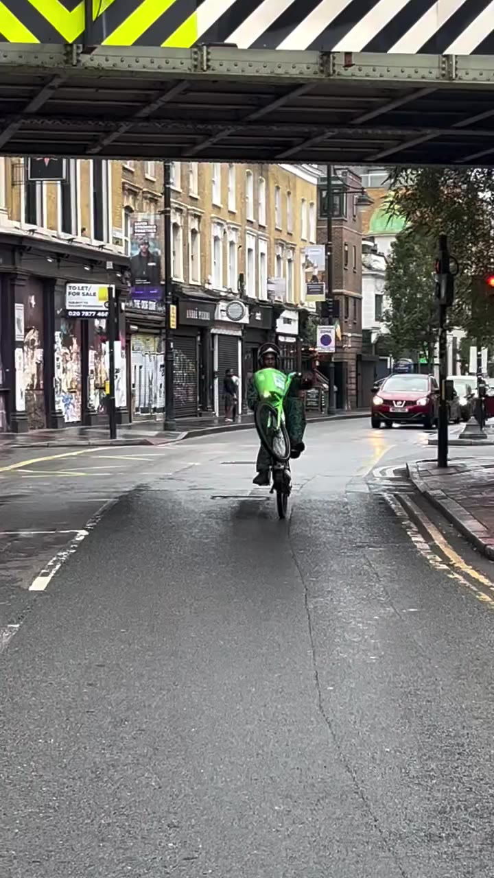 10 FOOT 🧱 - - #explore #london #bikelife #limebike #fyp