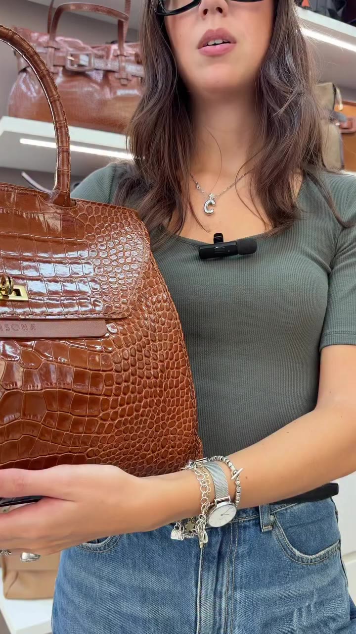 Ci sono borse che completano un look. E poi ci sono quelle che si fanno notare…