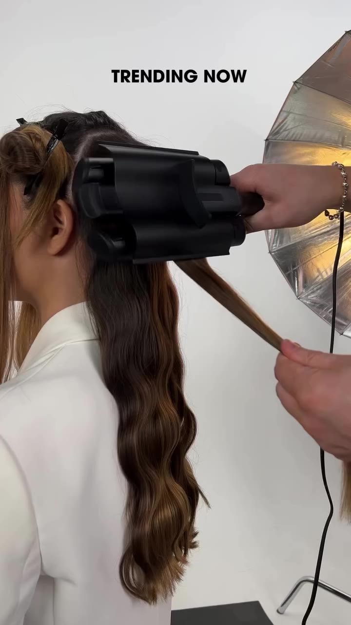 Will this be the trendy fall hairstyle this year? ✨🖤 We think so… 👀🍂…