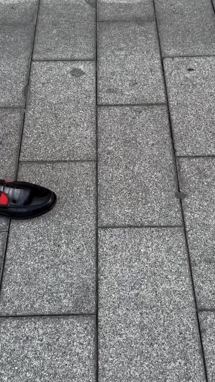 On my way 🚶🏻‍♂️ #menfashion #ootd #sneakers #loafers