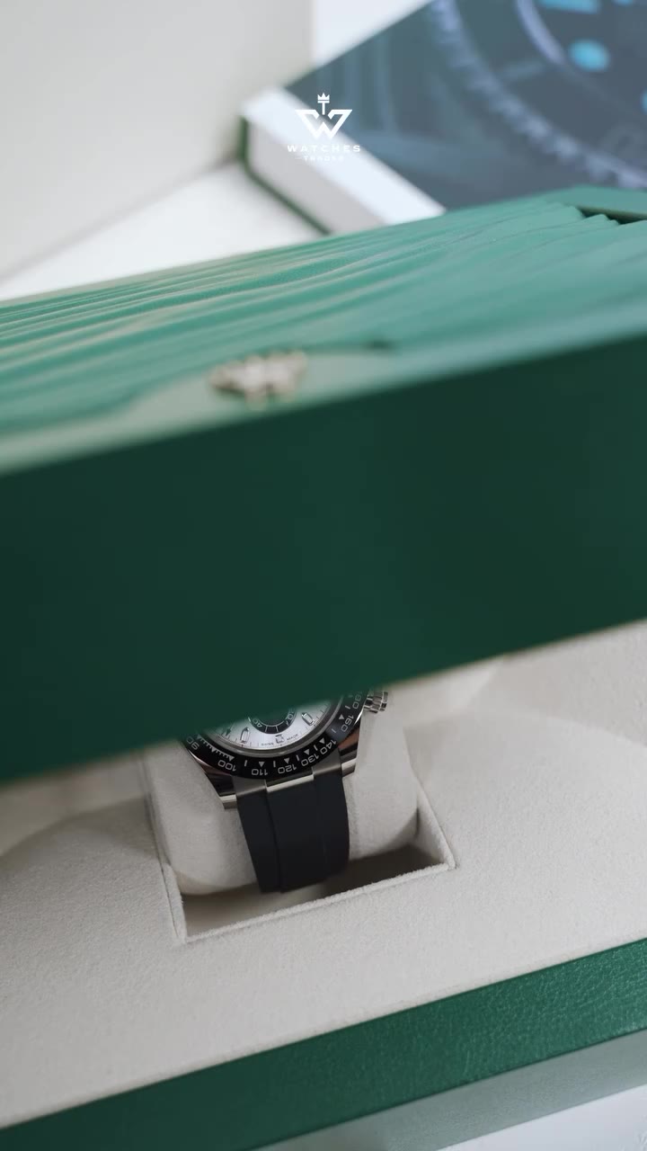 A Daytona with a slightly different mood. 🩶 White gold keeps it luxurious…