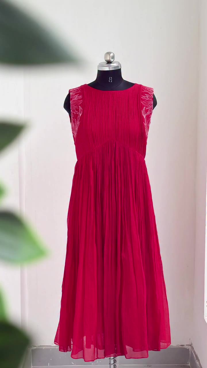 There’s something about this dress that feels almost regal… a little dramatic…
