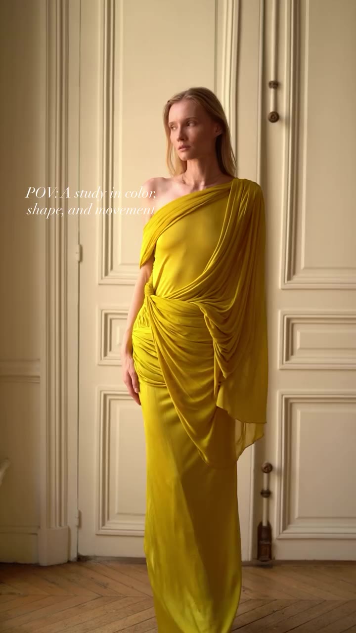 A little color never hurts 💛 #outfitinspo #fashionstyle #everydayglam