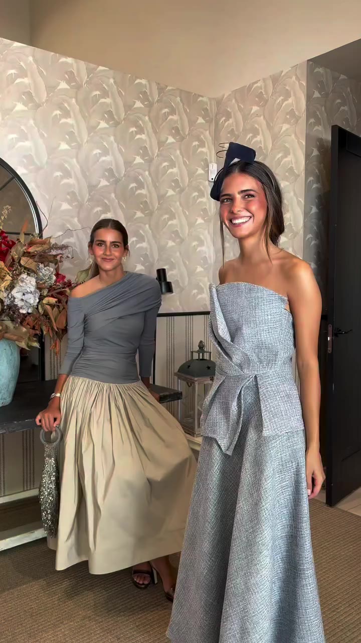 Nos encantan los matching looks en las bodas con amigas 🤍 Distintos, pero con…