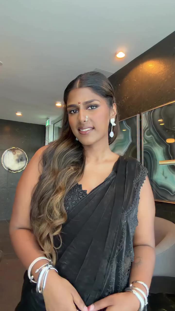 It’s backless 🤭🖤 🖤 hair @maryamxmakeover 🖤 saree & blouse @pradonsilks 🖤…
