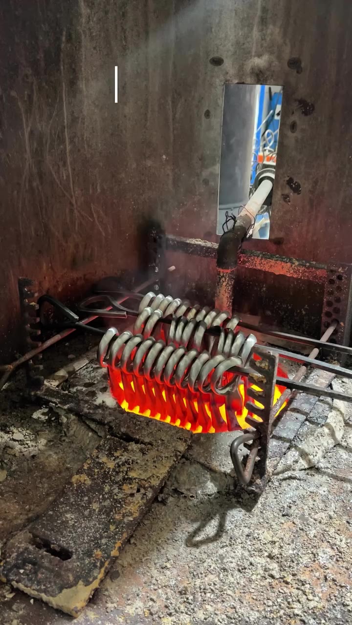 850°C. 🔥 Our 10” shears are pulled from a bath of molten salt during the…