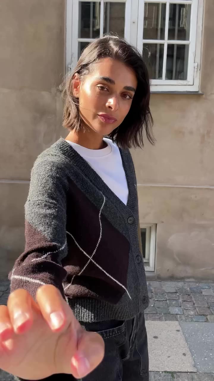 The cardigan that makes your basic outfits feel less basic. Meet BYOSMILLA 🤎…