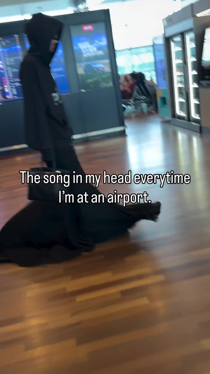 Who’s with me? #singalong 👏💃 #airport #travel #airportfashion #travelinstyle
