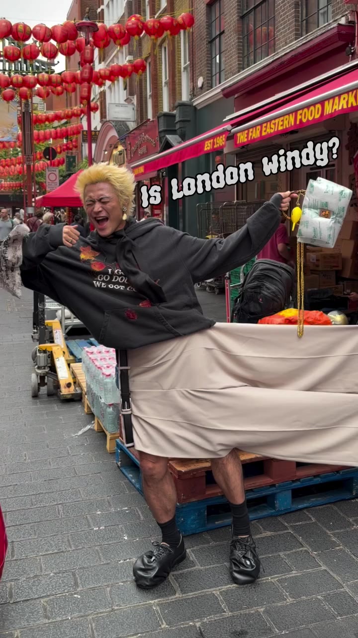 ☆It was so windy on @londonfashionweek day 3!…