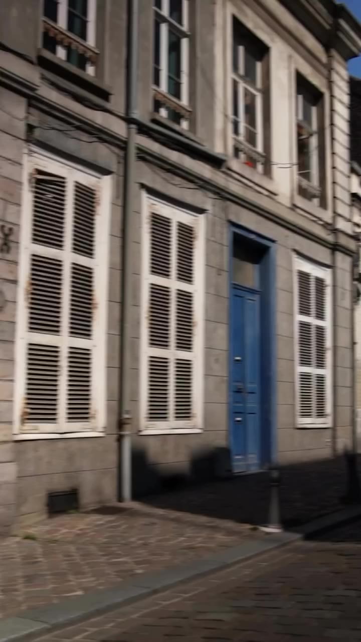 Zo draag je denim net even anders. De wijde jeans krijgt een vrouwelijke toets…