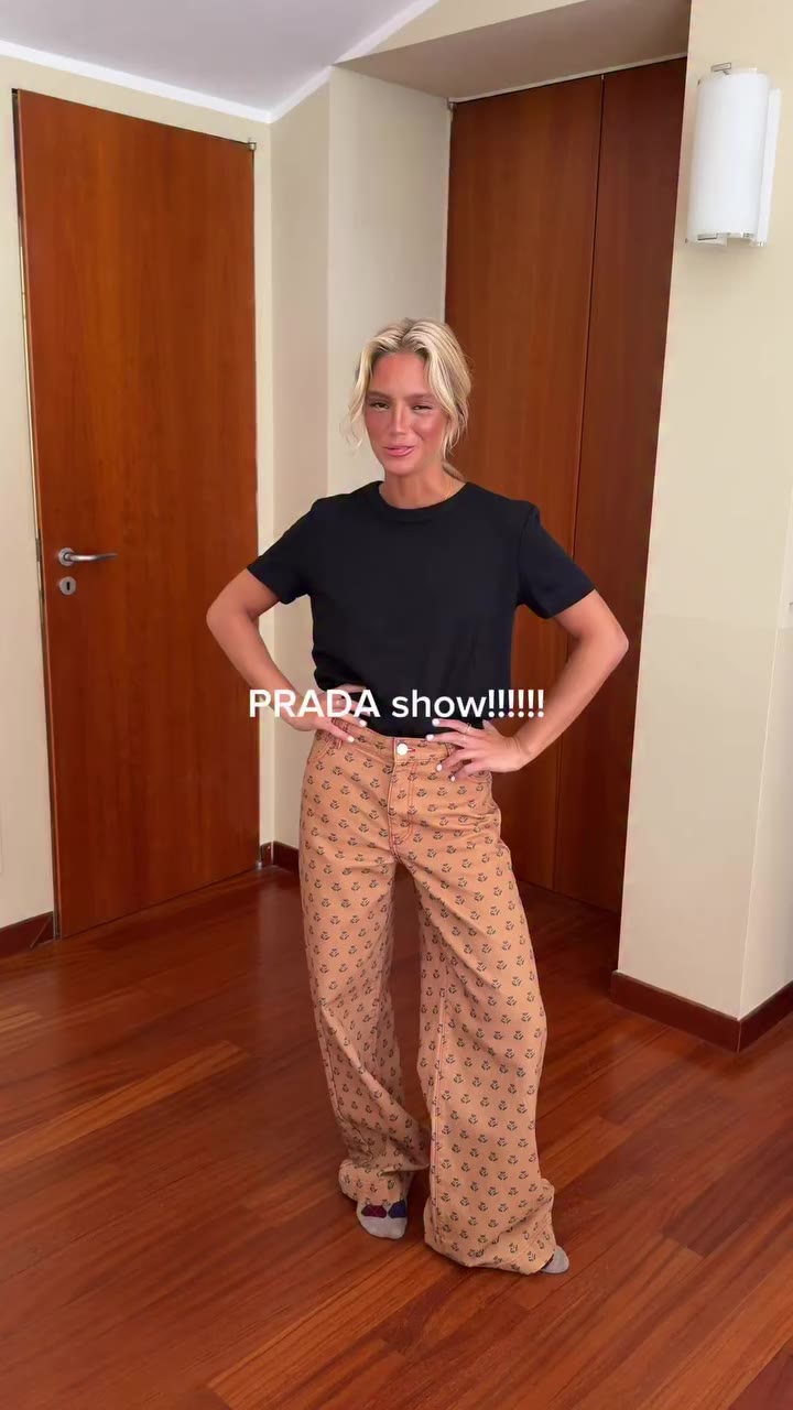 (invited) @prada @prada @prada 🧡🧡🧡🧡🧡 #fashionweek #prada hair…