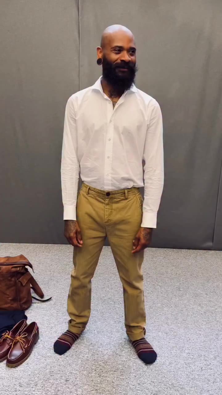 Ein Combi mit Fischgrät-Muster in warmem Beige bildet die Basis des Looks…