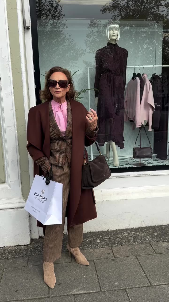 We were thrilled to welcome the fabulous @celiaholmanlee in-store today to…