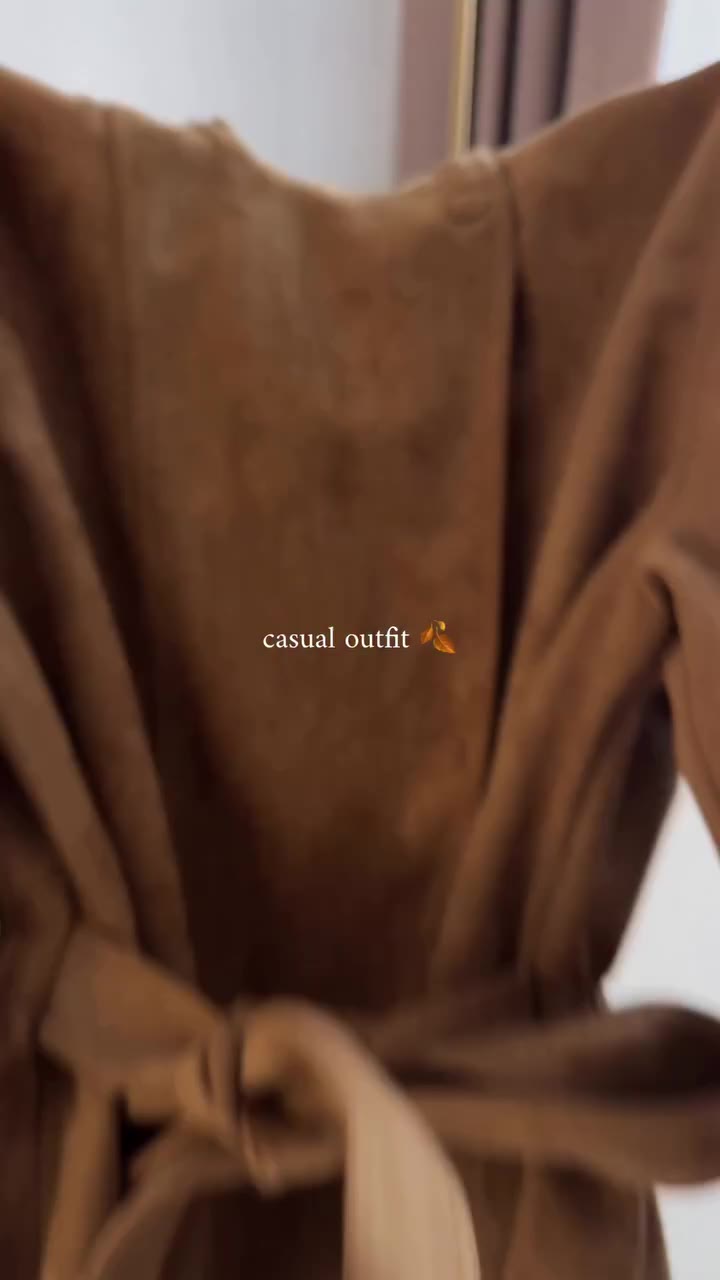 Chocolate brown + tan 🤎 The perfect easy, casual autumn outfit. Love these…