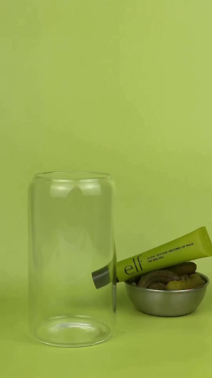 A little pick(le) me-up to take the edge off 🥒🥤 Now, for the main dill: 💚…