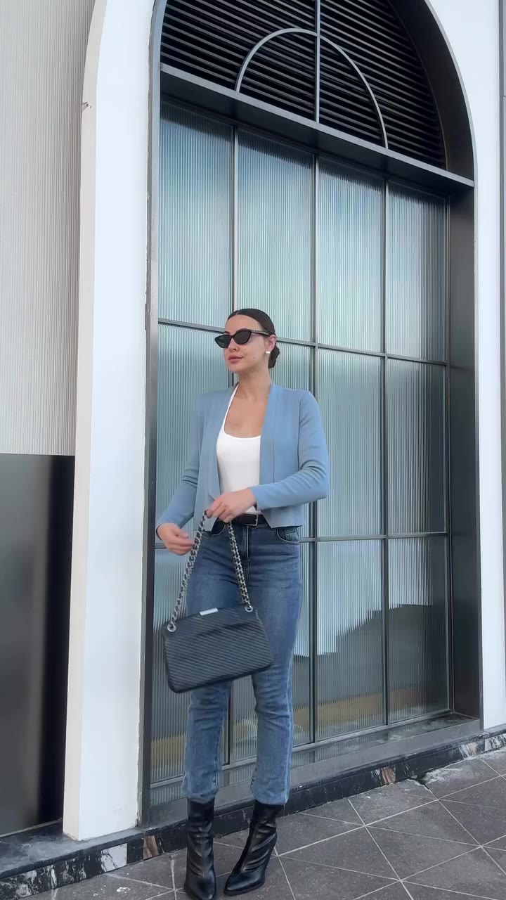 Simple fall styling doesn’t have to be boring. This light blue cardigan adds…