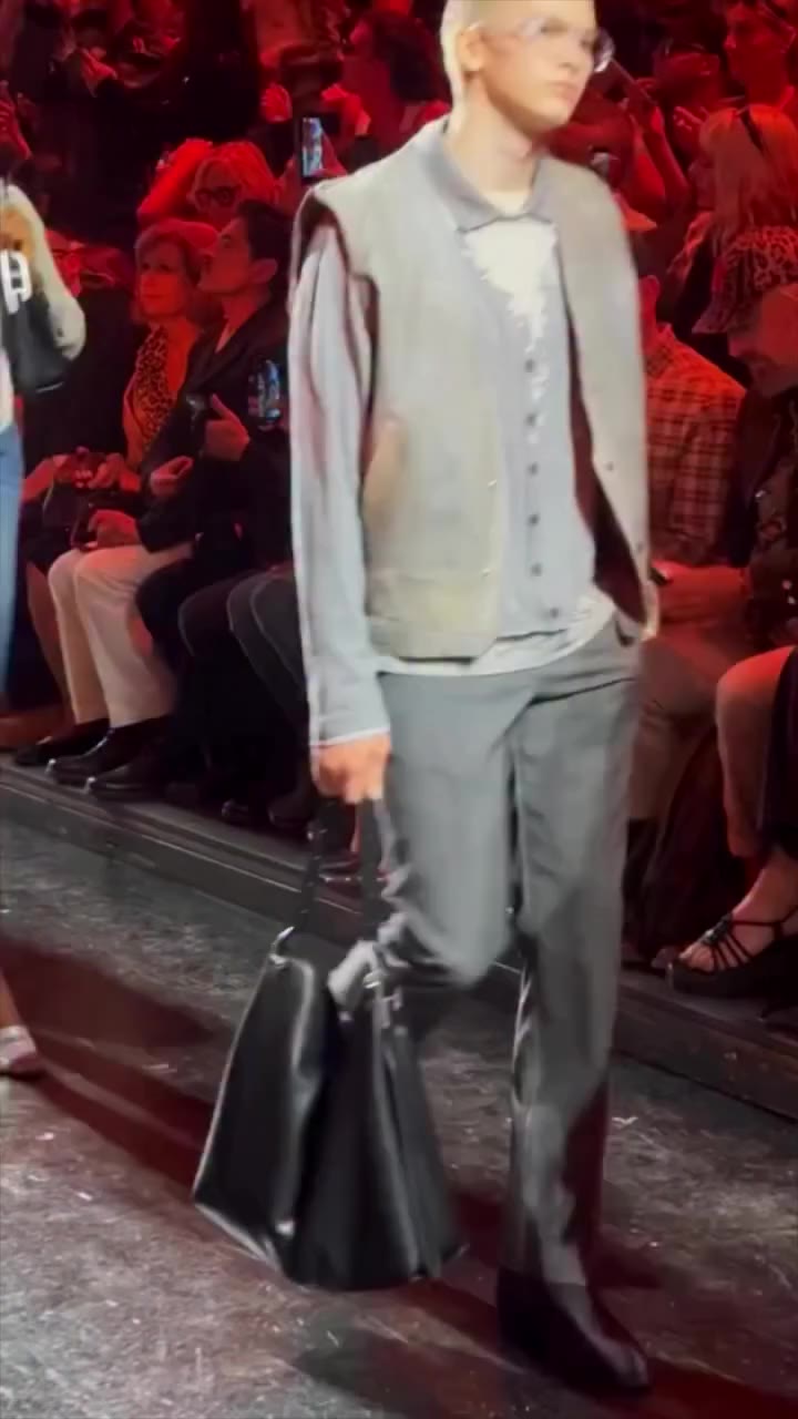 #MilanFashionWeek– @glennmartens cerró su etapa como Director Creativo de…