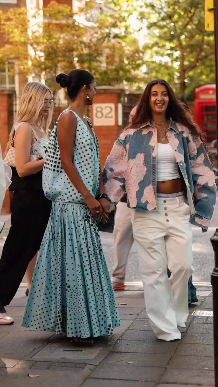 Taking style notes from guests arriving at yesterday’s @lovebirds.studio #LFW…