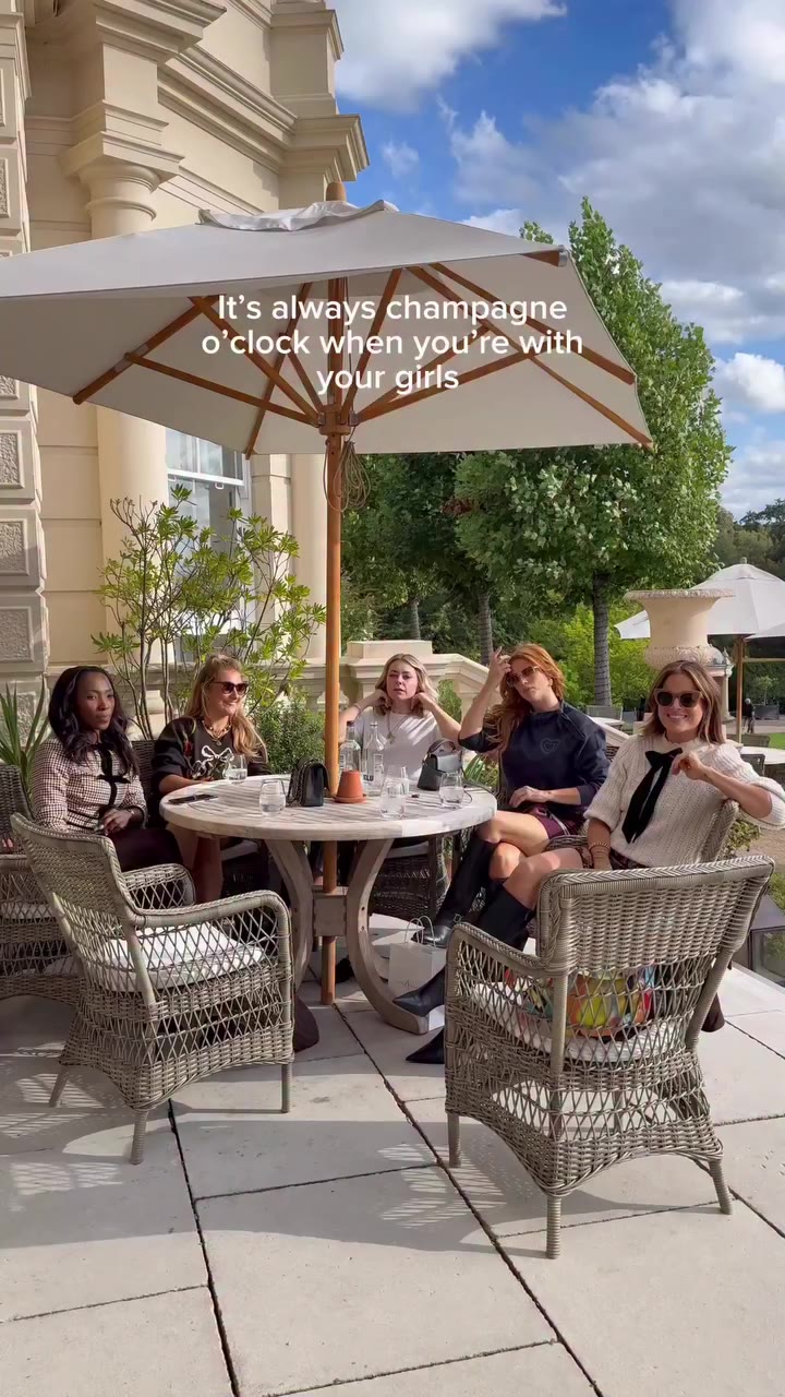 The girls understood the assignment - champagne in hand, outfits on point 🥂