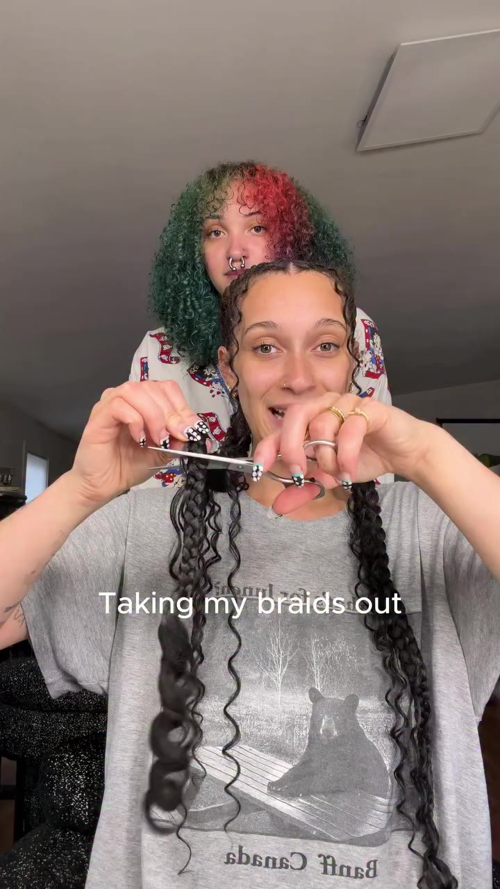 Bye bye braids 🥲 when taking out my braids I like to manifest hair growth…
