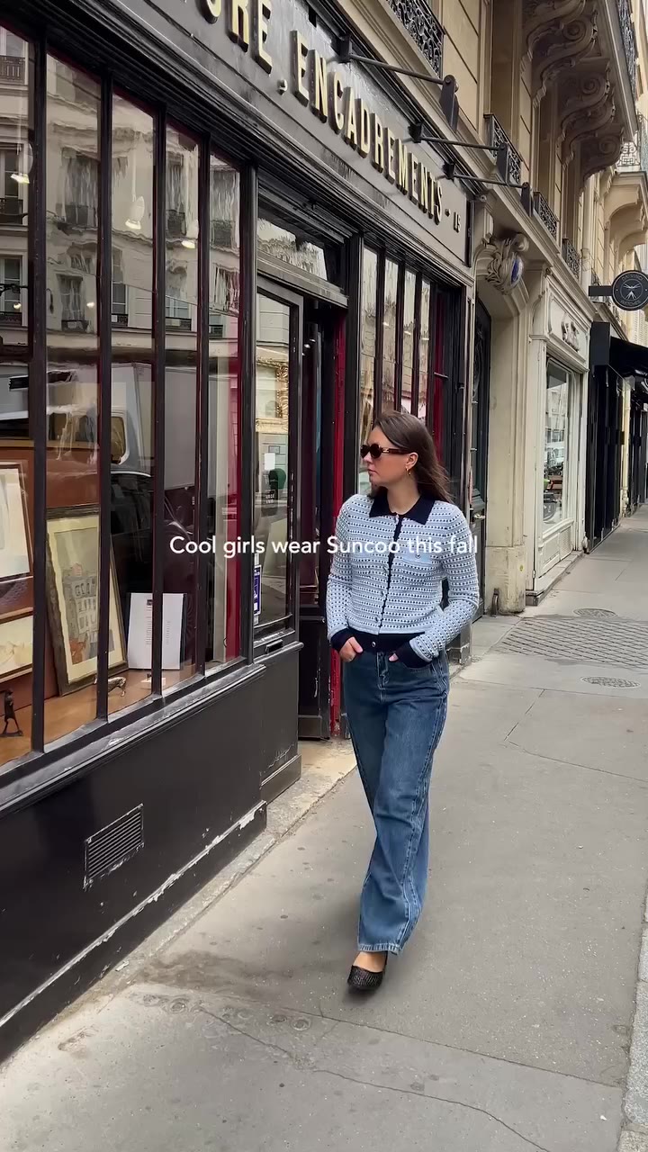COOL GIRLS WEAR SUNCOO THIS FALL 💙​⁠ Le pull qu’on adopte dès les premiers…
