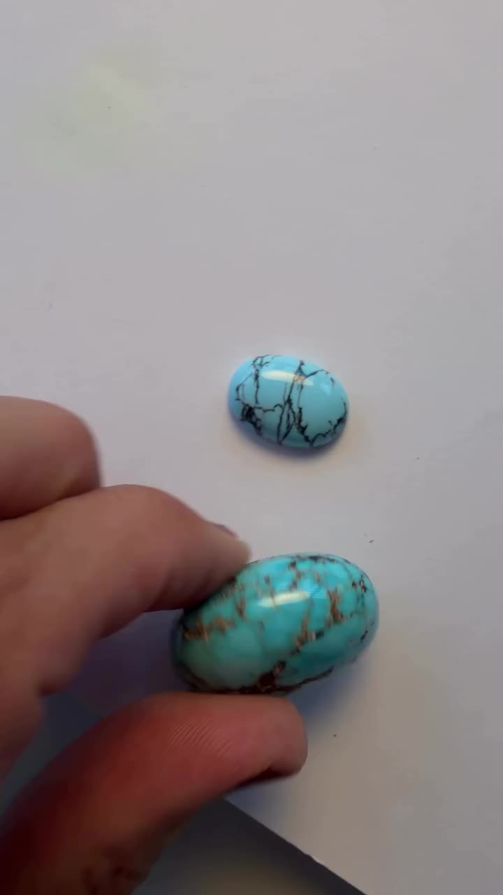 Cuál de estas dos es una turquesa natural y cuál es una imitación? A simple…