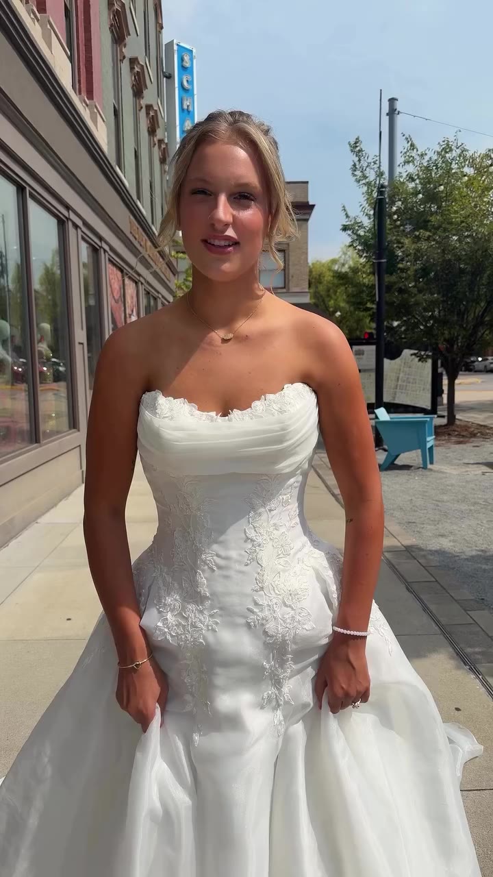 Can a bridal store do this trend?? 😅❤️🥰 #wedding #bridalboutique…