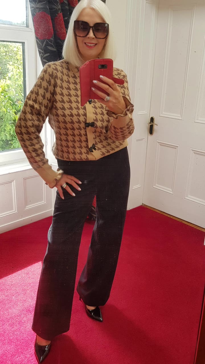 How gorgeous is this camel houndstooth jumper @loveandroses ? 🧡🖤 I'm loving…